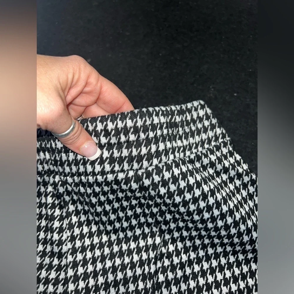 UEC RETRO EYE CANDY BELTED MINI STRETCH SKORT BLACK WHITE HOUNDSTOOTH PRINT SZ L
